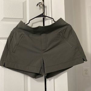 Athleta north trekkie short olive green